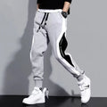 Leva o teu visual ao próximo nível com estas calças jogger masculinas pretas, inspiradas no estilo hip hop urbano. Confortáveis, estilosas e versáteis, são ideais tanto para o dia a dia como para momentos de lazer.