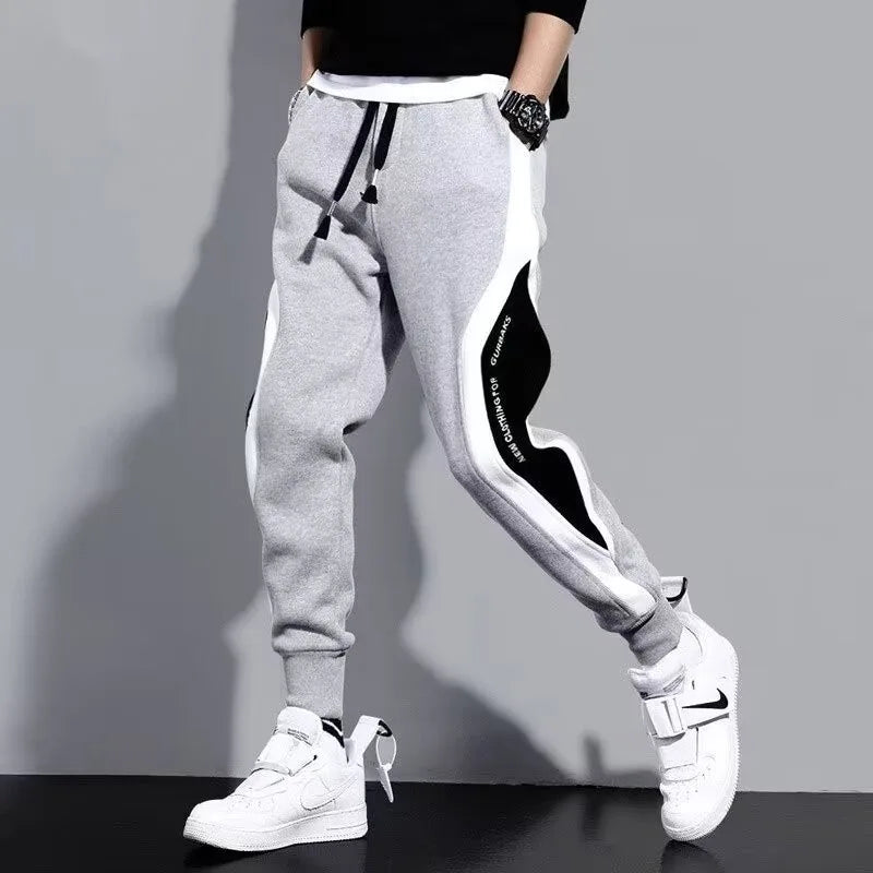Leva o teu visual ao próximo nível com estas calças jogger masculinas pretas, inspiradas no estilo hip hop urbano. Confortáveis, estilosas e versáteis, são ideais tanto para o dia a dia como para momentos de lazer.