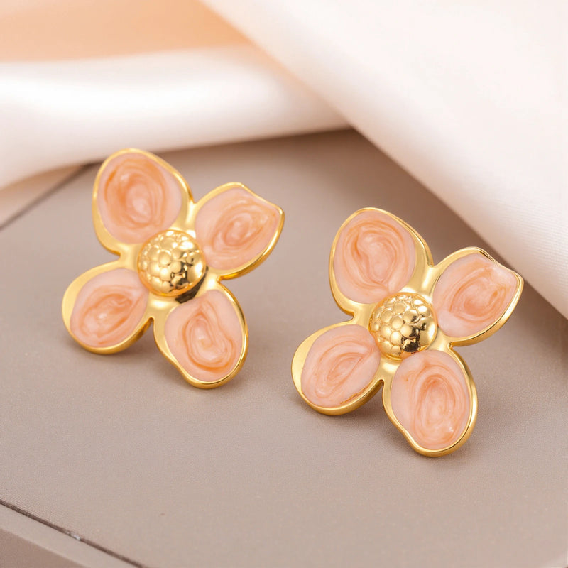 Cazador – Conjunto de 2 Brincos Florais em Aço Inoxidável
Descubra a delicadeza da tendência 2025 com este elegante conjunto de brincos em forma de flor. Fabricados em aço inoxidável de alta qualidade, são perfeitos