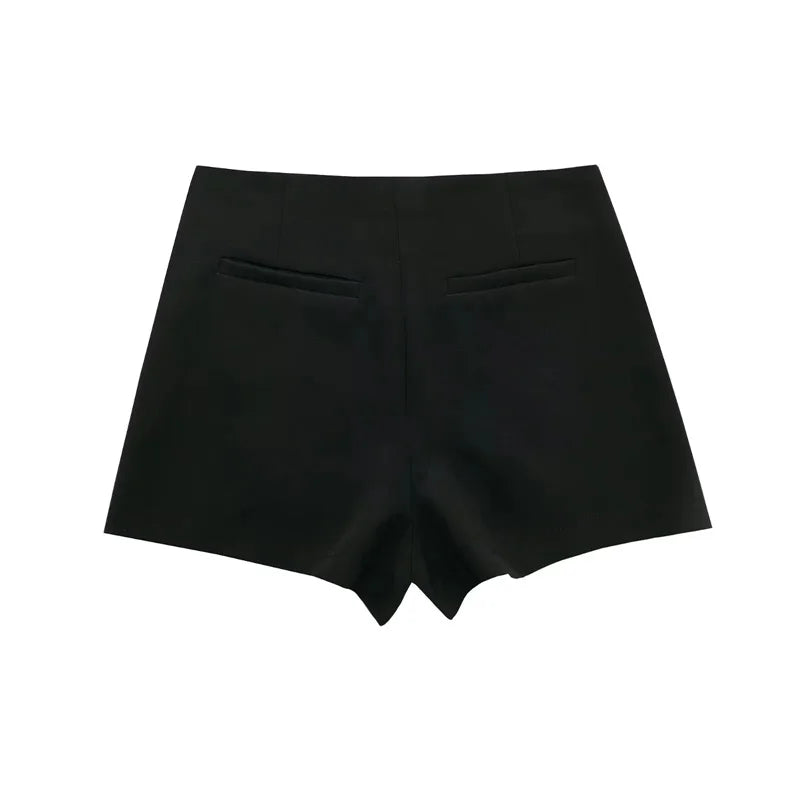 Mini Saia Short Assimétrica Feminina – Coleção TRAF 2024
Descobre a combinação perfeita entre conforto e estilo com esta mini saia preta com short embutido. O design assimétrico e a cintura alta valorizam a silhueta e