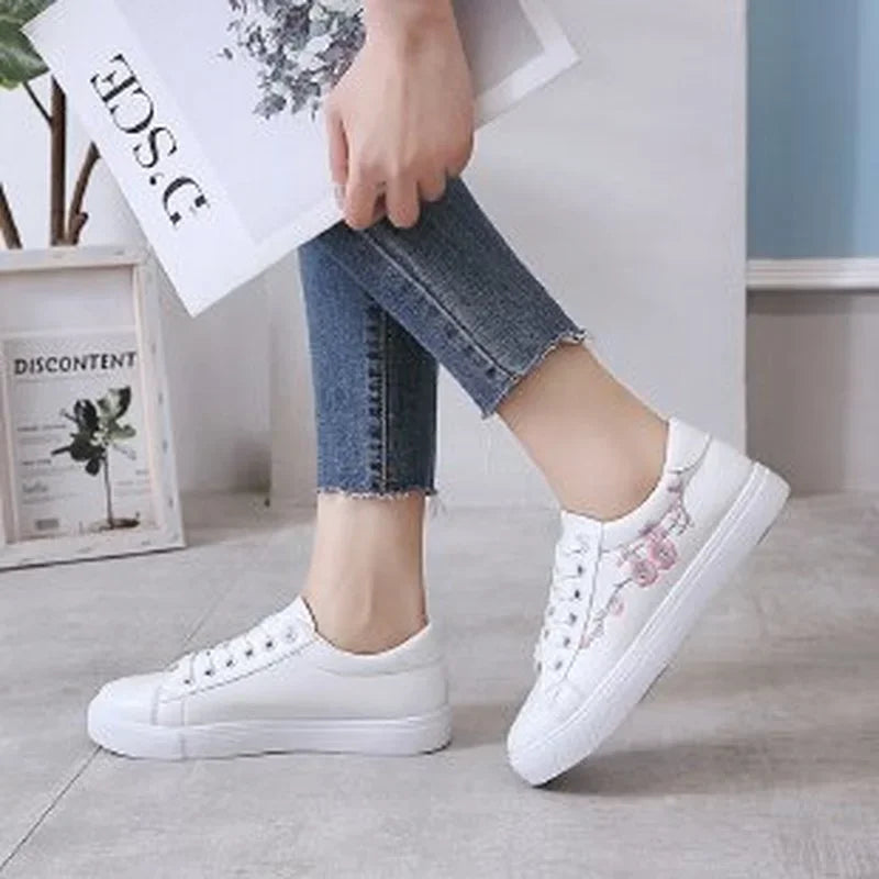 Tênis Casuais Femininos 2023 – Estilo, Conforto e Versatilidade para Primavera e Outono
Descubra o equilíbrio perfeito entre moda e funcionalidade com estes ténis brancos, leves e respiráveis. Com detalhes bordados em f