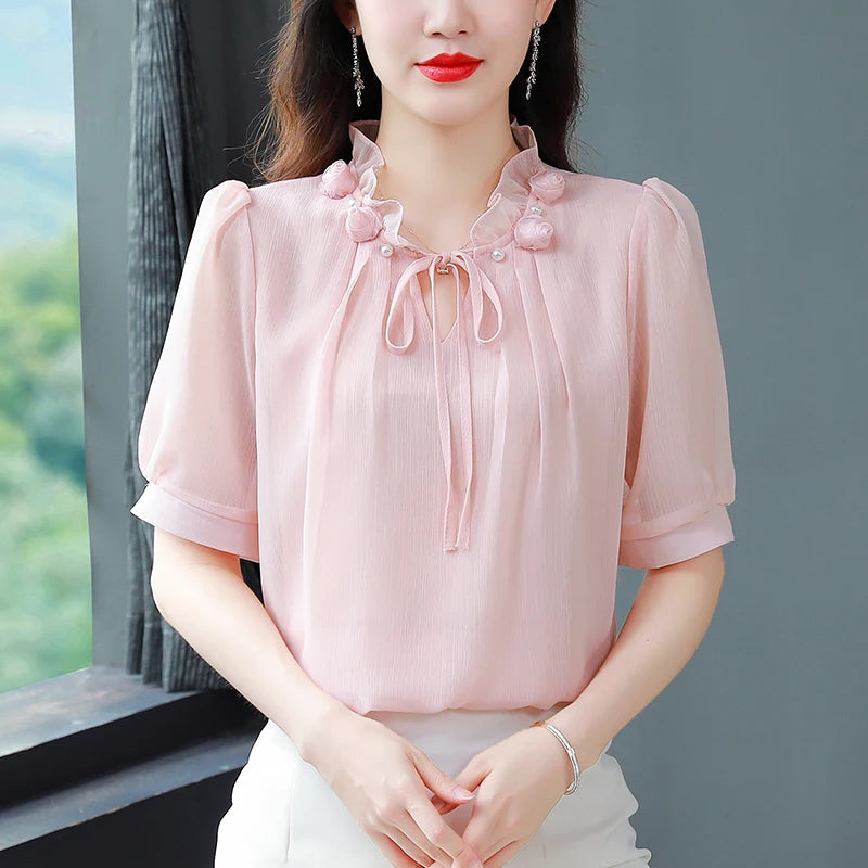 Blusa Feminina Chiffon com Gola Pétala – Elegância Leve para a Primavera/Verão 2024 (Tamanhos M ao 4XL)
Descubra a combinação perfeita entre conforto, charme e leveza com esta blusa feminina em chiffon, ideal para os d