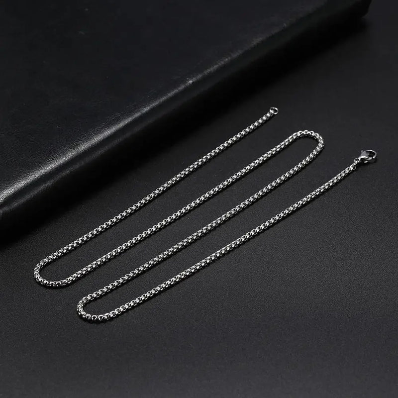 Colar Longo em Aço Inoxidável – Estilo Punk Minimalista (2-7mm)
Adiciona um toque ousado e moderno ao teu visual com este colar de cadeia estilo box, feito em aço inoxidável de alta qualidade, resistente à oxidação e
