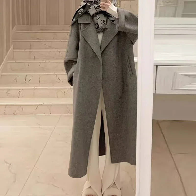 Jaqueta Feminina Dupla Face em Lã Fleece – Slim Fit, Estilo Coreano (Coleção 2025)
Adicione sofisticação e conforto ao seu visual com esta jaqueta feminina de comprimento médio, confeccionada em lã fleece macia e que