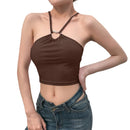 Blusa sem mangas, justa e com design moderno, perfeita para destacar a silhueta. Possui alças cruzadas ultra curtas e um estilo ousado e sensual, com acabamento levemente dessaturado que traz um toque urbano e sofisticado à