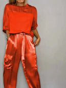 Conjunto Feminino Elegante – Verão 2024
Camisa de Seda com Calças Casuais | Estilo Chic & Conforto

Descubra o look perfeito para os dias quentes! Este conjunto feminino em duas peças combina o charme da camisa de seda l