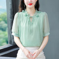 Blusa Feminina Chiffon com Gola Pétala – Elegância Leve para a Primavera/Verão 2024 (Tamanhos M ao 4XL)
Descubra a combinação perfeita entre conforto, charme e leveza com esta blusa feminina em chiffon, ideal para os d