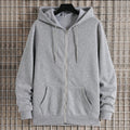 Sweatshirts Masculinas com Capuz – Estilo Urbano para o Outono
Descobre os casacos ideais para os dias frescos!
Estes sweats com capuz e fecho de correr combinam conforto, estilo e praticidade.
Com um corte solto e urbano,
