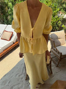 Conjunto Elegante com Maxi Saia e Blusa em Renda – Feminino
Descubra o equilíbrio perfeito entre sofisticação e conforto com este conjunto feminino deslumbrante.
Inclui uma blusa de manga curta com decote em V, detalhes