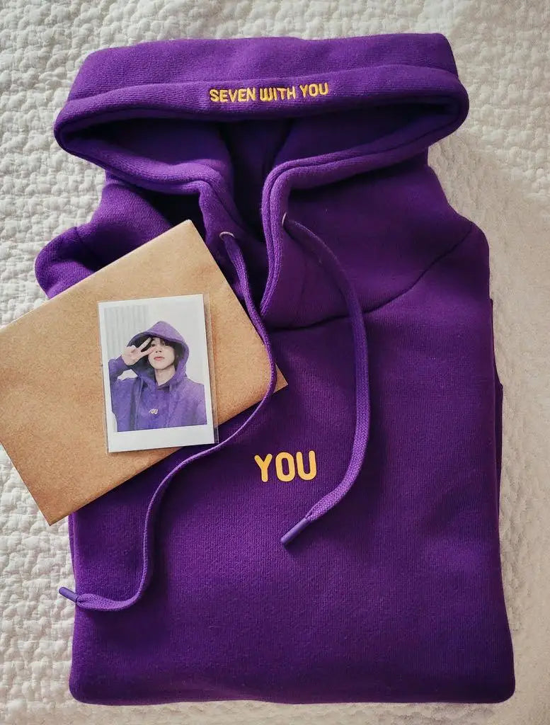 Moletom Roxo Jimin – "Você Nunca Caminha Sozinho" | Edição 2024
Leva para casa um pedaço do universo BTS com este moletom original inspirado no Jimin!
Com design exclusivo e a icónica frase “You Never Walk Alone”,