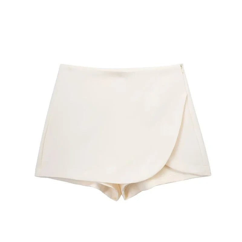 Mini Saia Short Assimétrica Feminina – Coleção TRAF 2024
Descobre a combinação perfeita entre conforto e estilo com esta mini saia preta com short embutido. O design assimétrico e a cintura alta valorizam a silhueta e