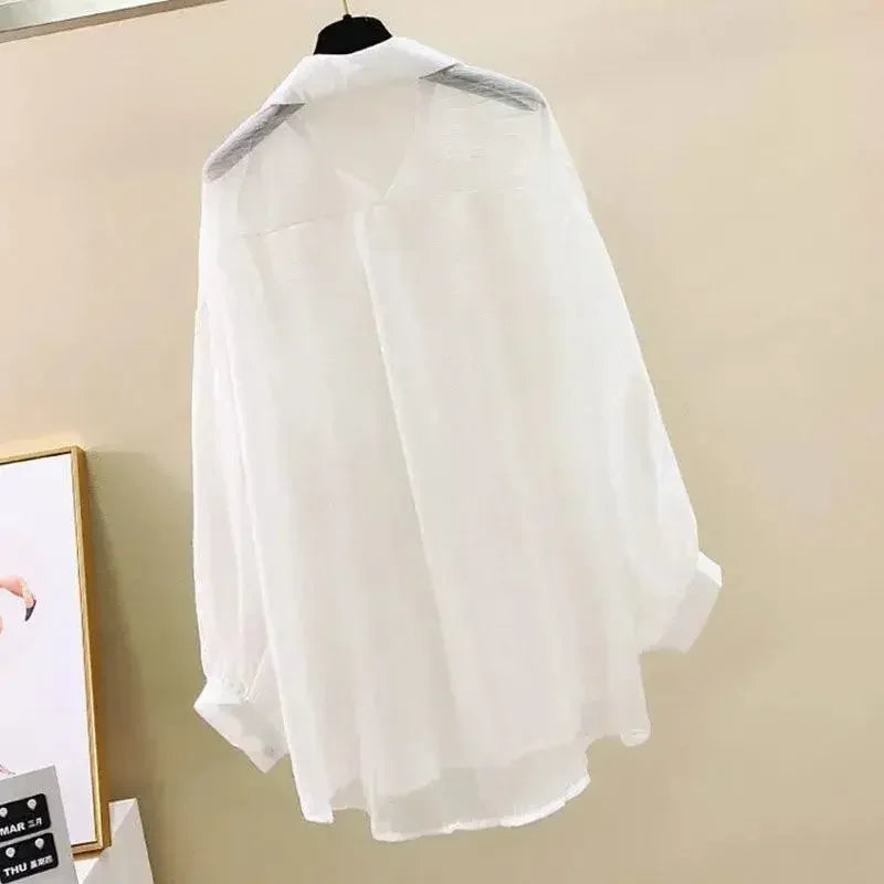 Camisa Feminina de Verão com Proteção Solar – Elegância e Leveza num Só Look
Leve, fresca e com um toque de estilo coreano moderno! Esta blusa de chiffon transparente é perfeita para os dias quentes, oferecendo prote
