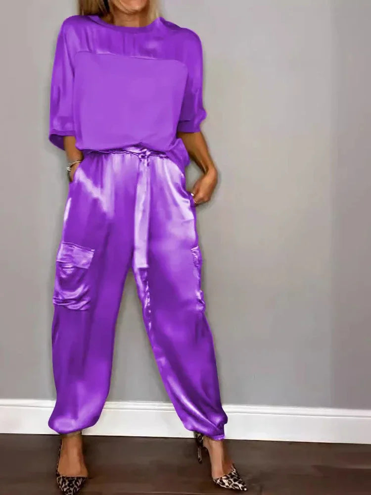 Conjunto Feminino Elegante – Verão 2024
Camisa de Seda com Calças Casuais | Estilo Chic & Conforto

Descubra o look perfeito para os dias quentes! Este conjunto feminino em duas peças combina o charme da camisa de seda l