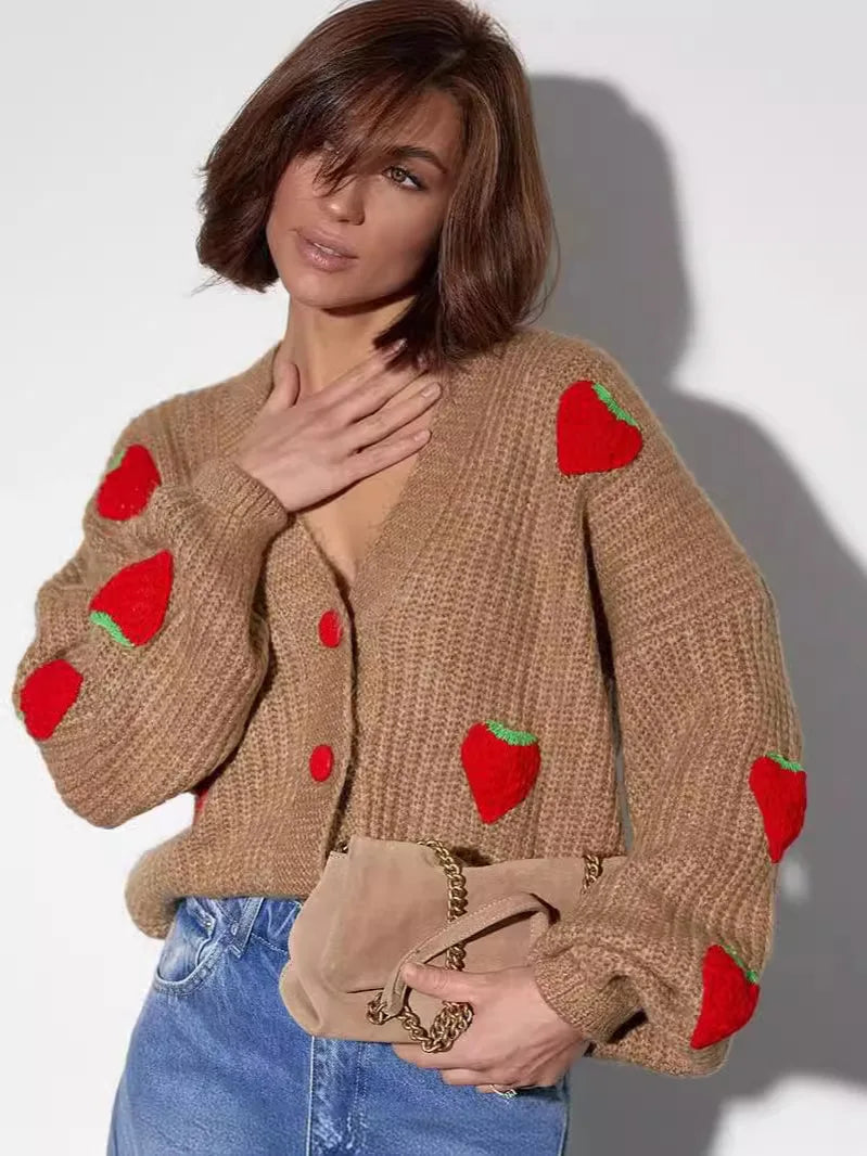 Cardigan Feminino “Doce de Morango” – Estilo Coreano, Casual e Confortável
Destaque-se com este encantador cardigan tricotado em 3D com detalhes de morangos, perfeito para quem adora um toque criativo e doce no visual.