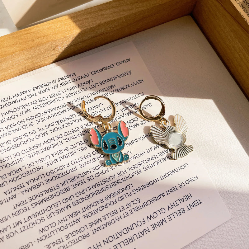 Brinco Estilo Cartoon Stitch em Metal Esmaltado – "Ohana significa Família"
Apaixona-te por este adorável par de brincos inspirado no universo de Lilo & Stitch!
Feitos em metal esmaltado de alta qualidade, com acabamento