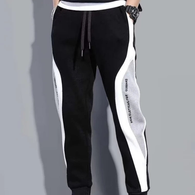 Leva o teu visual ao próximo nível com estas calças jogger masculinas pretas, inspiradas no estilo hip hop urbano. Confortáveis, estilosas e versáteis, são ideais tanto para o dia a dia como para momentos de lazer.