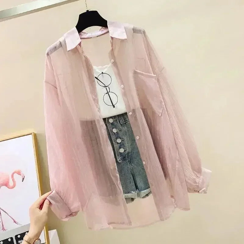 Camisa Feminina de Verão com Proteção Solar – Elegância e Leveza num Só Look
Leve, fresca e com um toque de estilo coreano moderno! Esta blusa de chiffon transparente é perfeita para os dias quentes, oferecendo prote