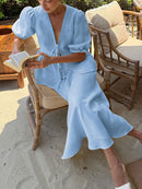 Conjunto Elegante com Maxi Saia e Blusa em Renda – Feminino
Descubra o equilíbrio perfeito entre sofisticação e conforto com este conjunto feminino deslumbrante.
Inclui uma blusa de manga curta com decote em V, detalhes