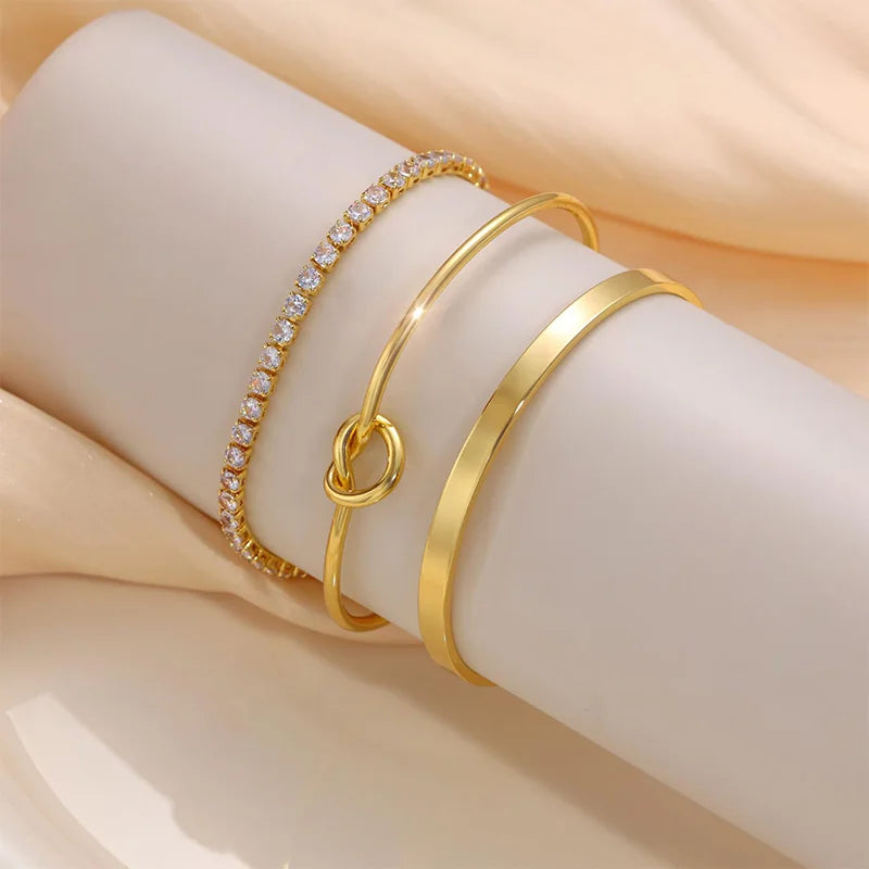 Conjunto de 3 Pulseiras de Aço Inoxidável com Banho de Ouro – Feminino & Ajustável
Descobre o charme deste conjunto luxuoso de 3 pulseiras femininas, confeccionadas em aço inoxidável com banho de ouro, resistente à ox