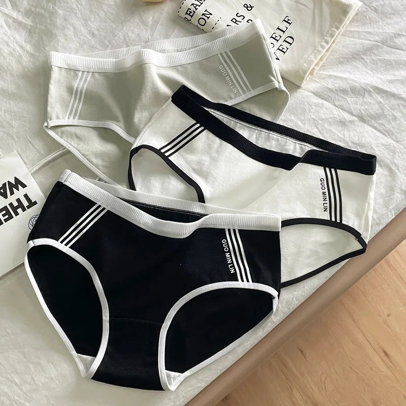 Conjunto de 3 peças – Lingerie feminina confortável e sexy
Descubra o equilíbrio perfeito entre conforto e estilo com este conjunto de 3 peças, que inclui uma calcinha esportiva de algodão macio, um shortinho de cintur