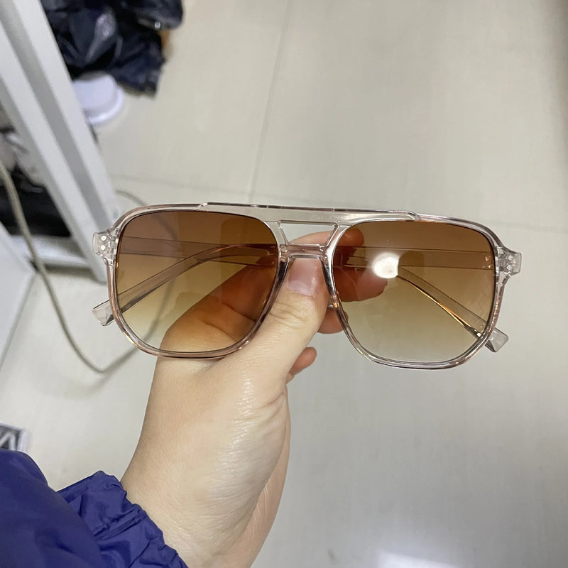 Óculos de Sol Vintage Unissexo – Design Quadrado, Estilo Premium
Destaque-se com estes óculos de sol vintage de grande dimensão, ideais para homens e mulheres que valorizam estilo e proteção. Com armação quadrada e a
