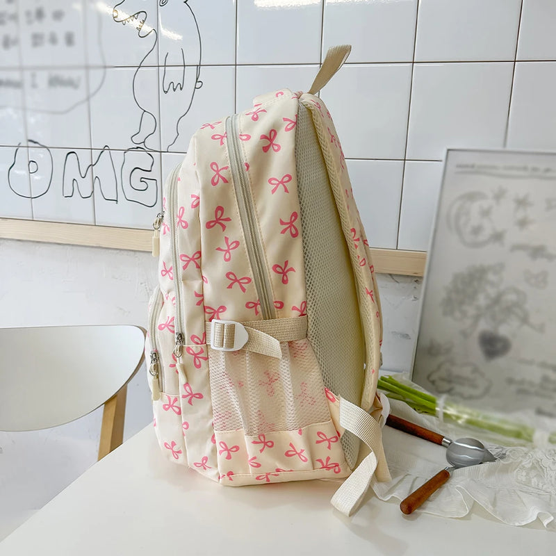 Mochila Feminina Estilo Coreano com Estampa de Laço – Leve, Prática e Elegante | Conjunto de 3 Peças para Uso Escolar e Casual

Descubra a combinação perfeita entre estilo e funcionalidade com esta mochila feminina ins