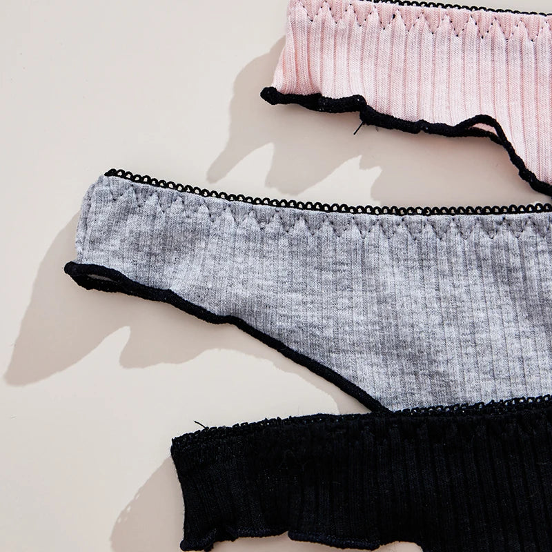 Conjunto 3 Tangas Femininas – Cintura Baixa | Algodão Confortável
Descubra o equilíbrio perfeito entre conforto e sensualidade com este conjunto de 3 tangas femininas em algodão.
Com design de cintura baixa, ajuste perf