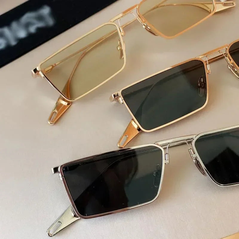 Óculos de Sol Vintage Luxuosos – Estilo Retro com Armação Metálica
Descubra o charme dos óculos de sol estreitos e elegantes, com design retangular vintage que combina estilo e sofisticação. Com armação metálica p