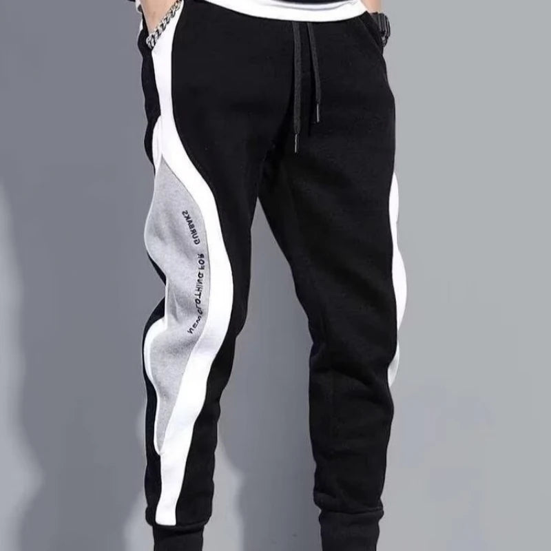 Leva o teu visual ao próximo nível com estas calças jogger masculinas pretas, inspiradas no estilo hip hop urbano. Confortáveis, estilosas e versáteis, são ideais tanto para o dia a dia como para momentos de lazer.