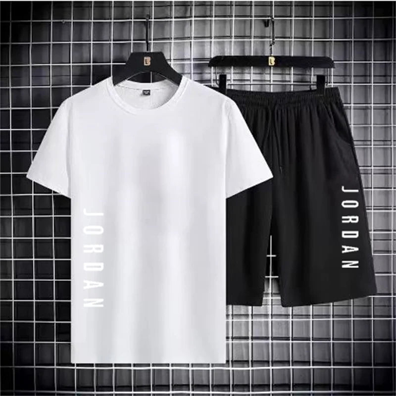 Conjunto casual esportivo masculino para verão 2025, composto por t-shirt de mangas curtas e shorts confortáveis. Ideal para jogging, fitness e momentos de lazer, combina estilo moderno com praticidade para o dia a dia.
