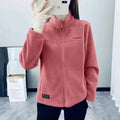Casaco Polar Feminino Plus Size – Quente, Confortável e Estiloso para o Outono e Inverno
Enfrente os dias frios com estilo e conforto! Este casaco de fleece polar é a escolha ideal para mulheres que valorizam aquecimento,