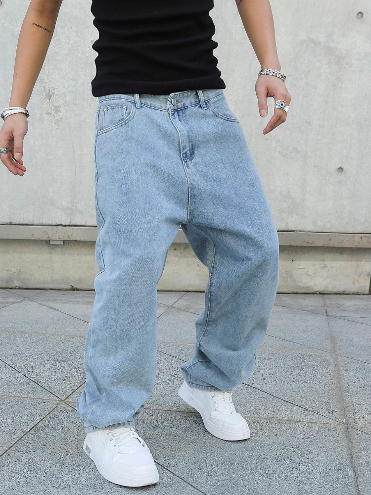 Destaque-se com estas calças jeans baggy masculinas, ideais para os dias de primavera e outono. Com corte reto e oversized, oferecem um visual moderno, urbano e confortável. Feitas em denim de alta qualidade, têm acabament