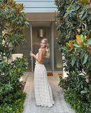 Conjunto Feminino Verão 2024 – Elegância & Estilo em 2 Peças
Descubra o charme do verão com este conjunto feminino exclusivo, composto por uma saia longa maxi plissada e um top com decote halter e costas nuas, realçado