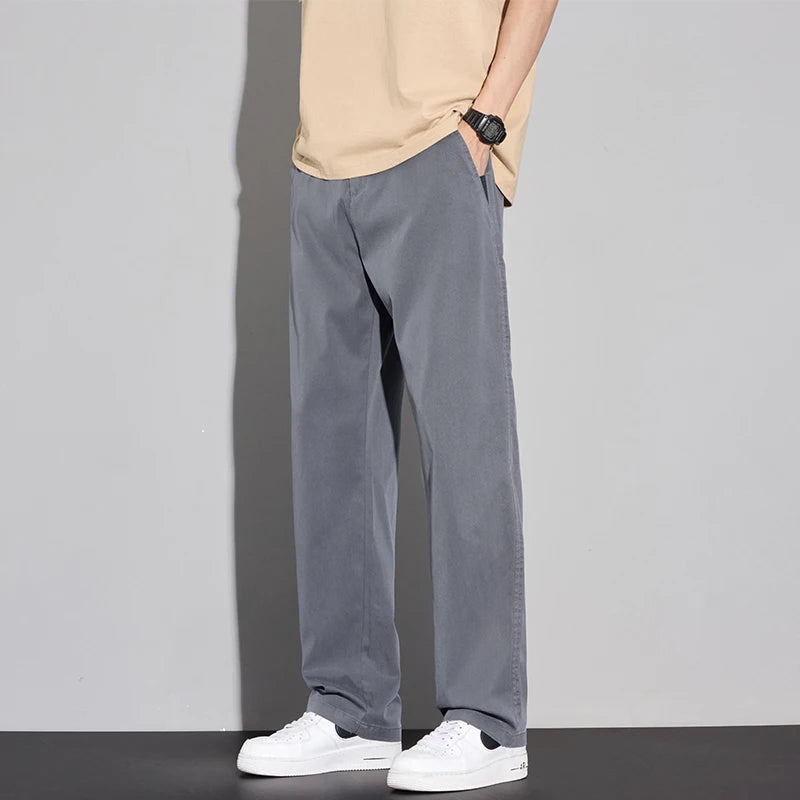 Leves, respiráveis e com um toque elegante, estas calças masculinas são ideais para os dias quentes do verão. Fabricadas em lyocell premium, oferecem conforto absoluto, caimento impecável e um estilo moderno e minimalist