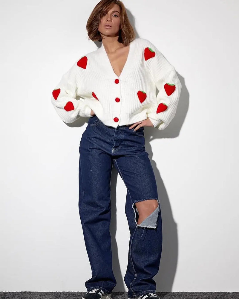 Cardigan Feminino “Doce de Morango” – Estilo Coreano, Casual e Confortável
Destaque-se com este encantador cardigan tricotado em 3D com detalhes de morangos, perfeito para quem adora um toque criativo e doce no visual.