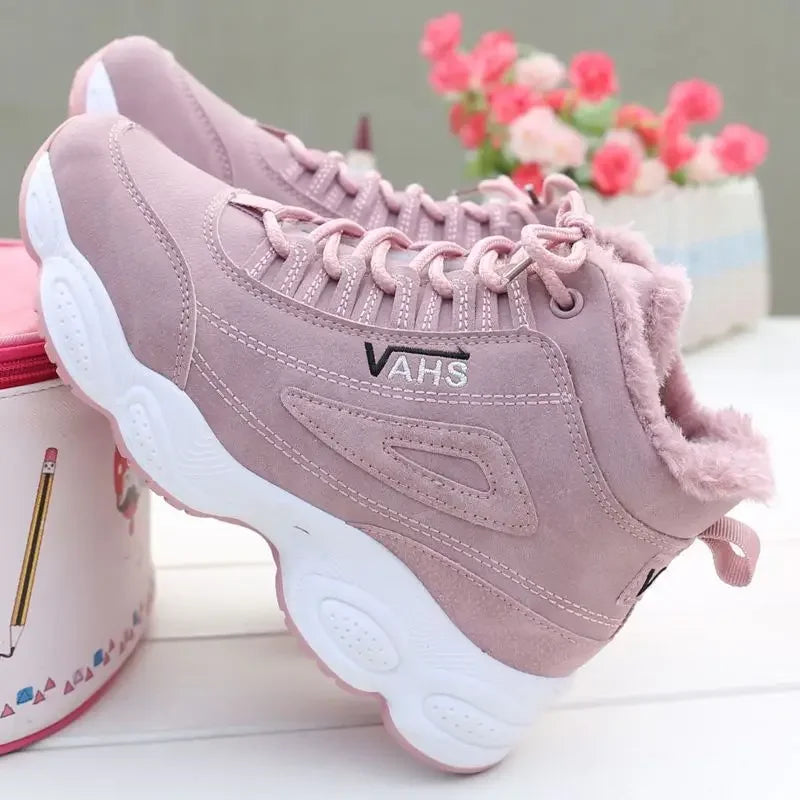 Botas Térmicas Femininas de Inverno com Plataforma Antiderrapante
Enfrente o frio com estilo e conforto! As nossas botas de inverno femininas com sola grossa e interior em veludo foram desenhadas para manter os seus pés qu