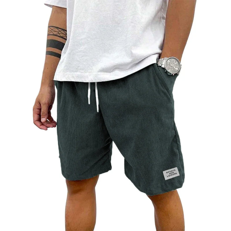 Calções Masculinos em Corduroy Leve – Estilo Casual & Streetwear
Calções versáteis e confortáveis, ideais para quem valoriza estilo e praticidade no dia a dia. Confeccionados em tecido de corduroy leve e respirável,