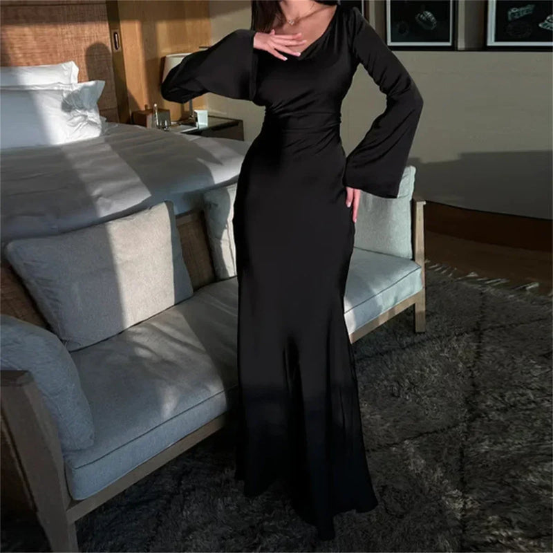 Vestidos longos elegantes 2025 — estilo vintage e sofisticado
Descubra o charme dos vestidos longos vintage com design simples e sofisticado. Com decote redondo delicado, mangas flare fluidas e um laço que realça a cintur