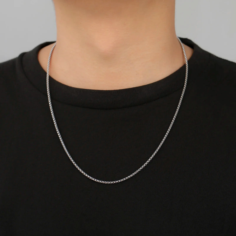 Colar Longo em Aço Inoxidável – Estilo Punk Minimalista (2-7mm)
Adiciona um toque ousado e moderno ao teu visual com este colar de cadeia estilo box, feito em aço inoxidável de alta qualidade, resistente à oxidação e