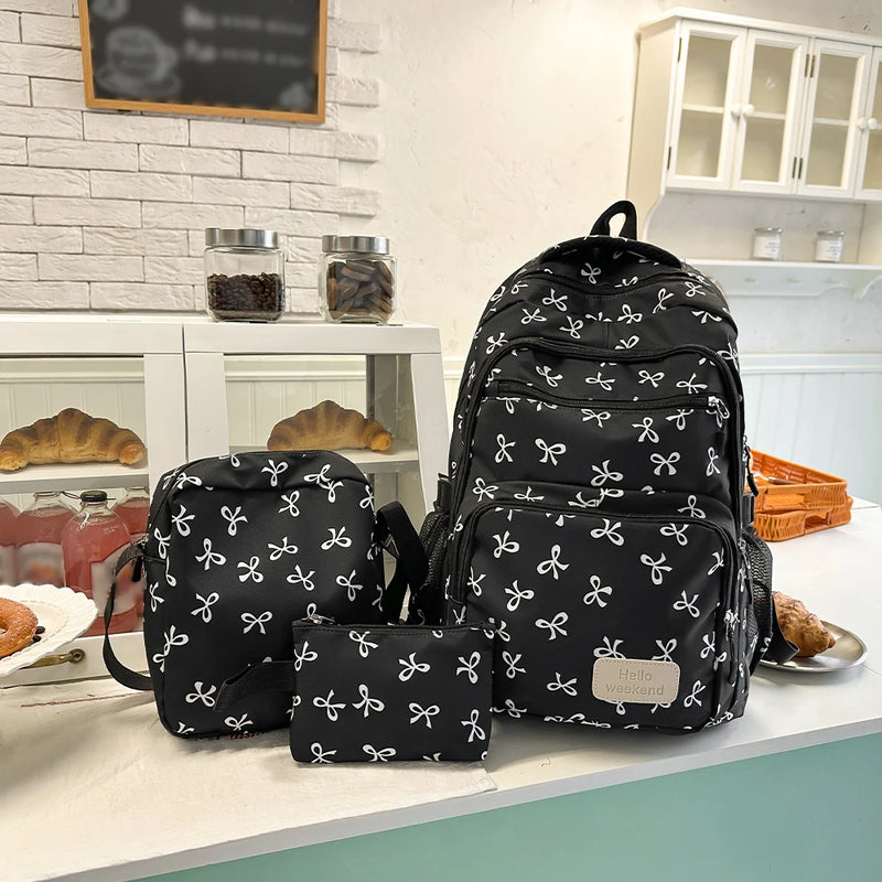 Mochila Feminina Estilo Coreano com Estampa de Laço – Leve, Prática e Elegante | Conjunto de 3 Peças para Uso Escolar e Casual

Descubra a combinação perfeita entre estilo e funcionalidade com esta mochila feminina ins