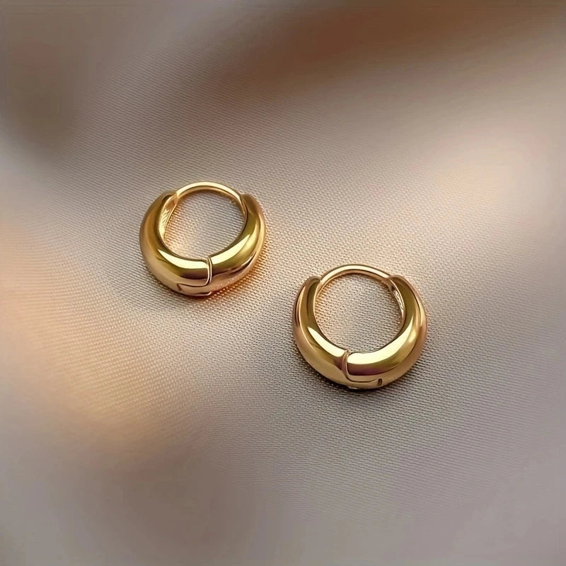 Par de Brincos de Argola Francesa em Aço Inoxidável – Elegância e Conforto no Seu Estilo
Descubra a combinação perfeita entre charme clássico e modernidade com este par de brincos de argola estilo francês, fabricados