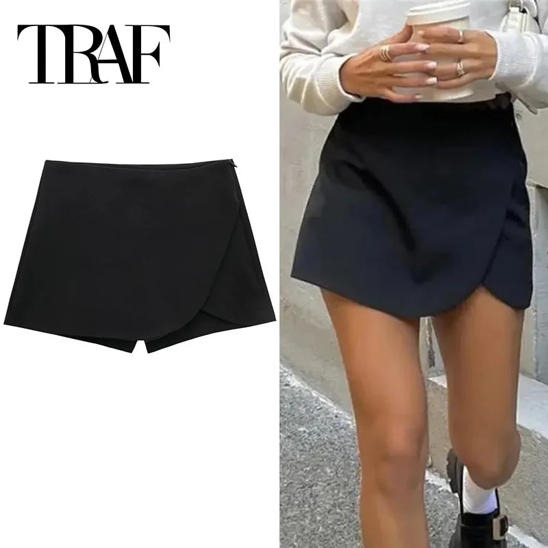 Mini Saia Short Assimétrica Feminina – Coleção TRAF 2024
Descobre a combinação perfeita entre conforto e estilo com esta mini saia preta com short embutido. O design assimétrico e a cintura alta valorizam a silhueta e