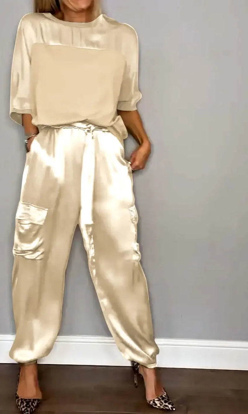 Conjunto Feminino Elegante – Verão 2024
Camisa de Seda com Calças Casuais | Estilo Chic & Conforto

Descubra o look perfeito para os dias quentes! Este conjunto feminino em duas peças combina o charme da camisa de seda l