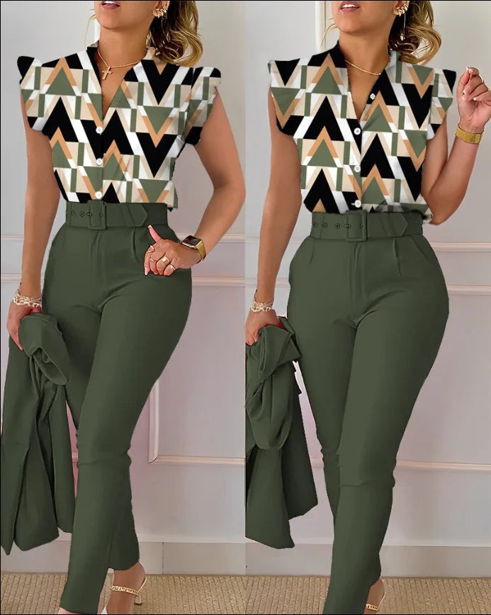 Conjunto Feminino Elegante 2 Peças – Verão Estampado com Decote em V e Calças com Cinto
Atualize o seu guarda-roupa com este conjunto feminino elegante e versátil, perfeito para os dias quentes de verão.
A parte superi