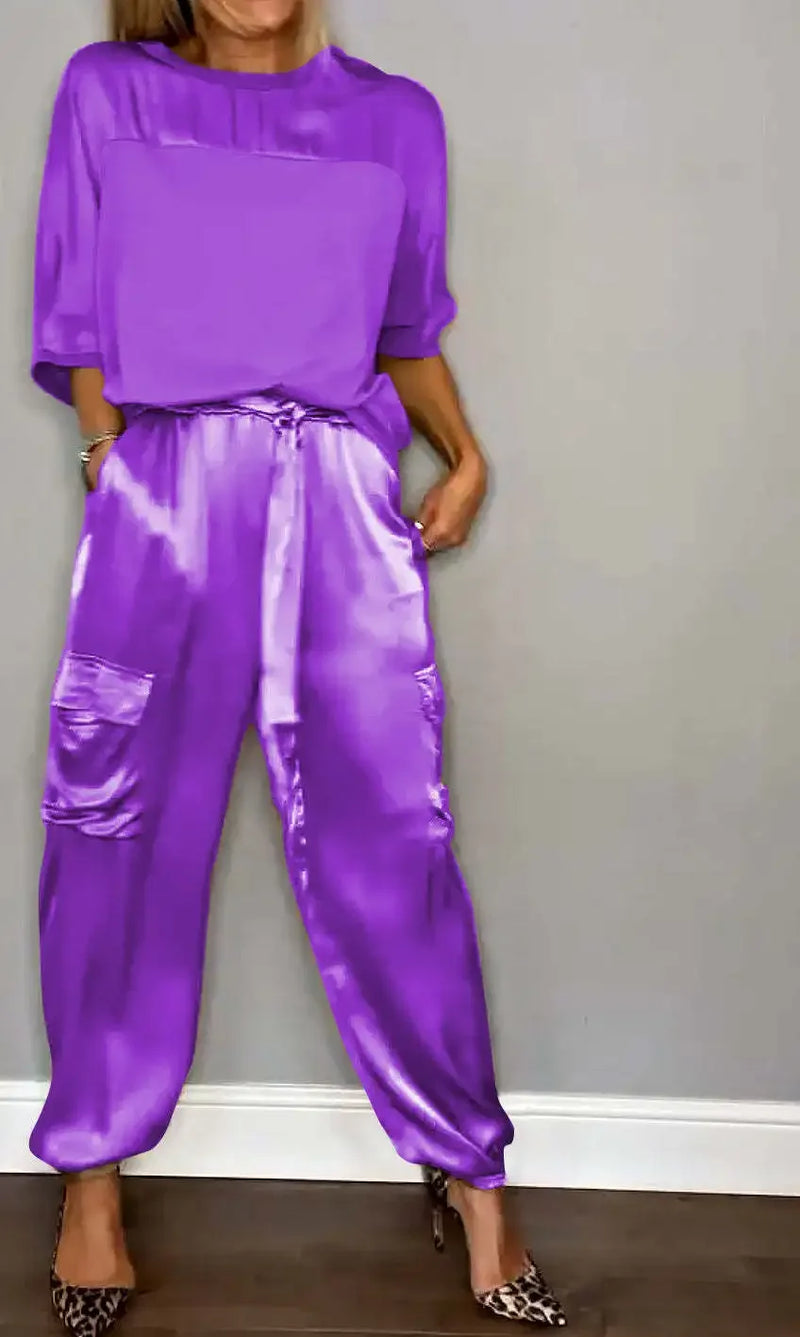 Conjunto Feminino Elegante – Verão 2024
Camisa de Seda com Calças Casuais | Estilo Chic & Conforto

Descubra o look perfeito para os dias quentes! Este conjunto feminino em duas peças combina o charme da camisa de seda l