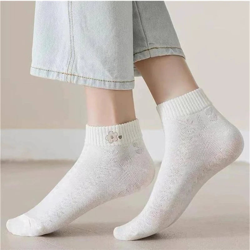 Pack de 5 Meias Curtas Femininas – Primavera/Verão | Estampas Divertidas de Urso, Coelho e Arco-Íris

Conforto e estilo para o teu dia a dia! Este conjunto de 5 pares de meias curtas traz estampas adoráveis que combinam