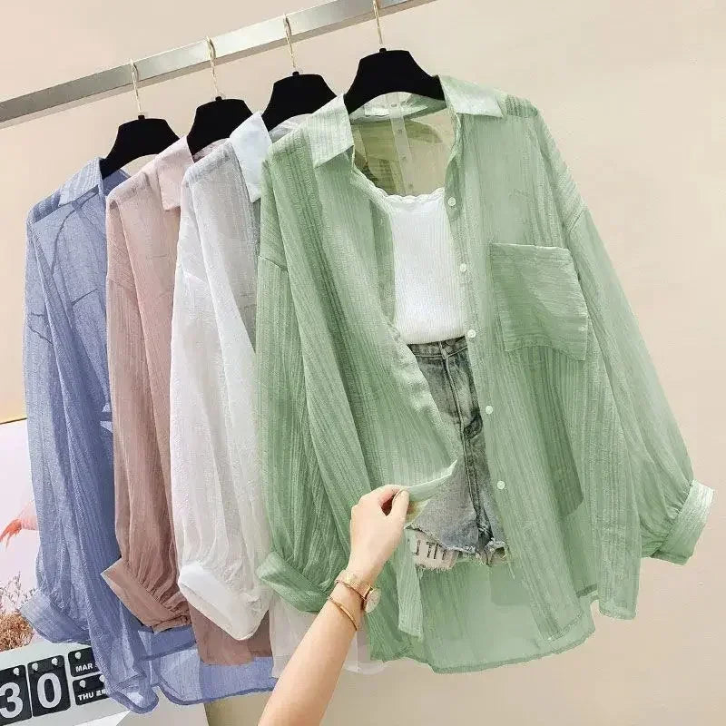 Camisa Feminina de Verão com Proteção Solar – Elegância e Leveza num Só Look
Leve, fresca e com um toque de estilo coreano moderno! Esta blusa de chiffon transparente é perfeita para os dias quentes, oferecendo prote