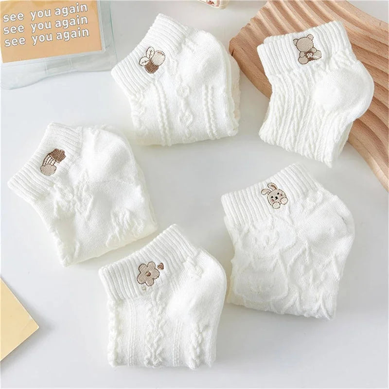 Pack de 5 Meias Curtas Femininas – Primavera/Verão | Estampas Divertidas de Urso, Coelho e Arco-Íris

Conforto e estilo para o teu dia a dia! Este conjunto de 5 pares de meias curtas traz estampas adoráveis que combinam