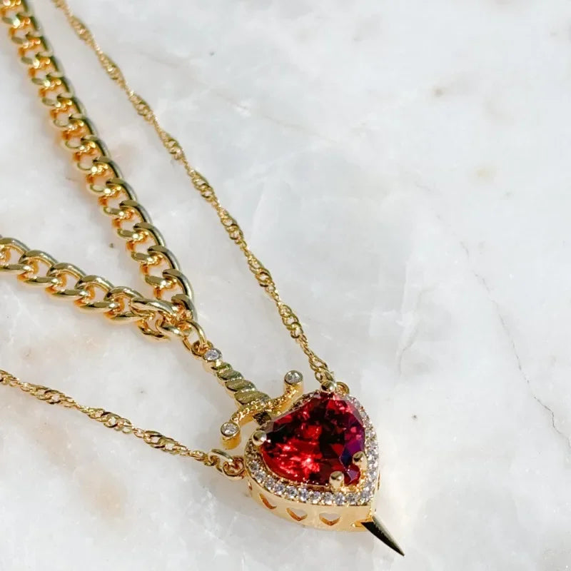 Colar Coração & Espada – Conjunto de Joias para Casal (Colar, Anel e Pulseira)
Descubra o poder do amor e da conexão com este conjunto exclusivo de joias para casais, composto por colar, anel e pulseira. Feito em aço in