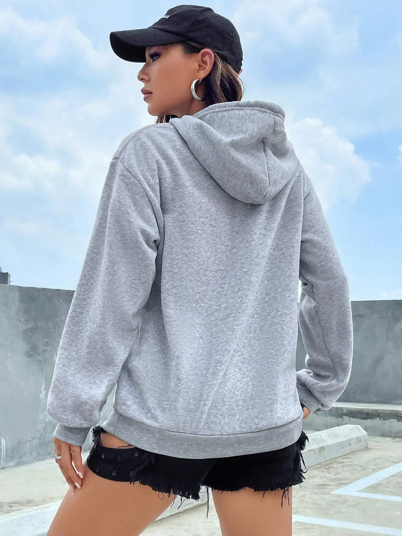Moletom Feminino Casual Unissexo com Bolso Criativo – Conforto e Estilo Urbano
Destaque-se com este moletom de cor sólida, perfeito para dias mais frescos. Feito em felpa macia e confortável, combina com qualquer look —